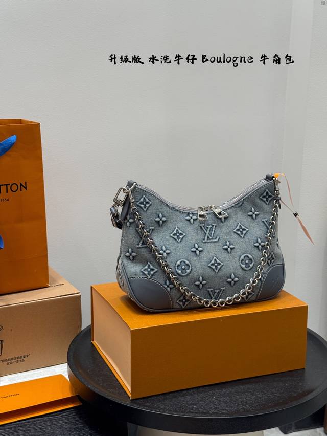 Gift box packaging exudes a retro, sophisticated feel. This embossed LV denim Bo