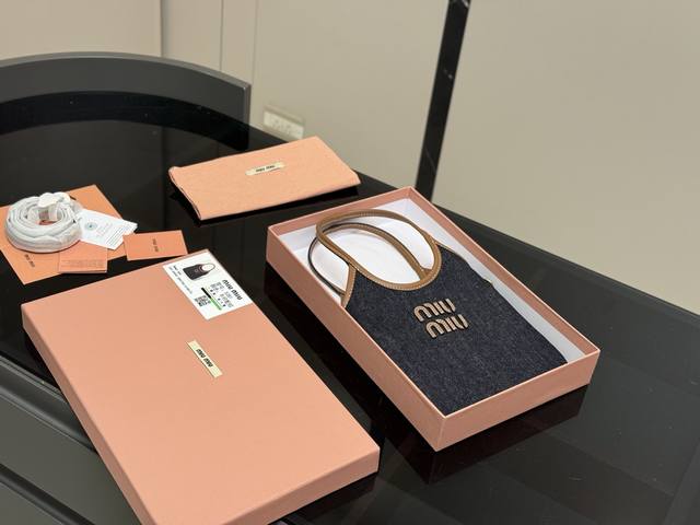 Box Size: 20*21cm Miumiu's new tote bag is so popular this year! The style of th