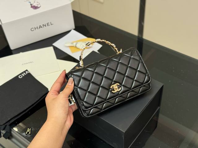 comes with a folding box. Size: 19*12cm. Chanel Camellia Handle Fortune Bag Woc.