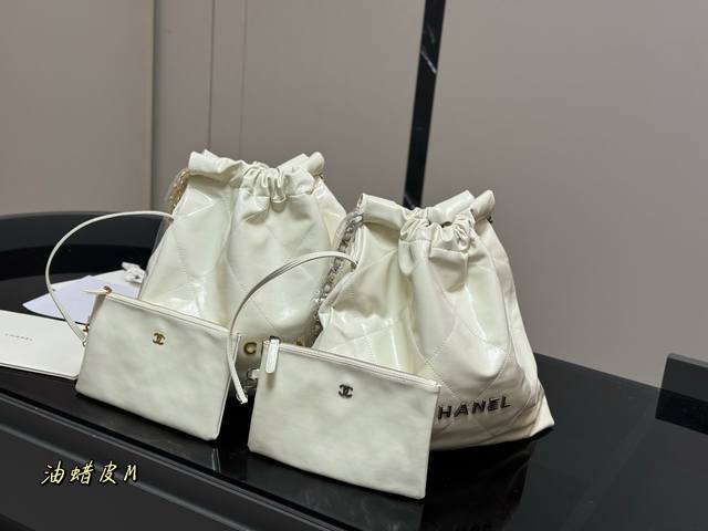 Airplane Box Upgraded Version Size: 39cm It's so easy to match. The Chanel 22Bag