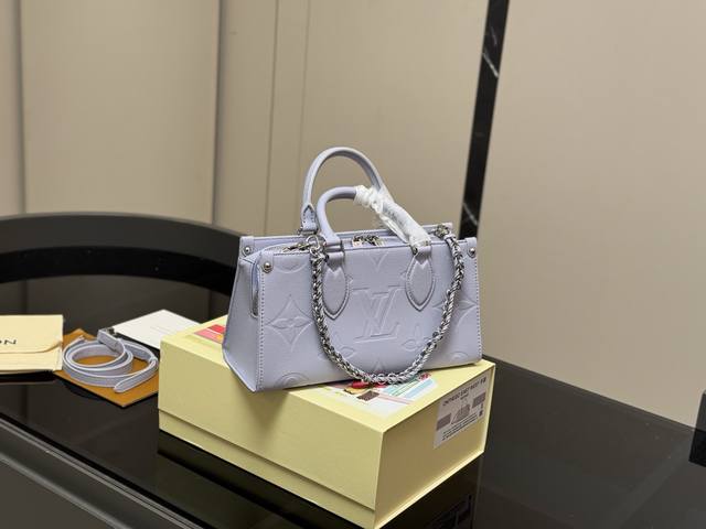 Size: 25.20CMlv Onthego leather shopping bag has a hidden shoulder strap design,