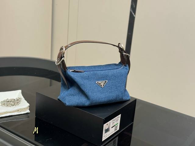 with box for Korean orders Size: 25.16cm The Prada Hobo lunch box is really perf