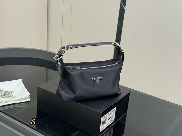 with box for Korean orders Size: 25.16cm The Prada Hobo lunch box is really perf