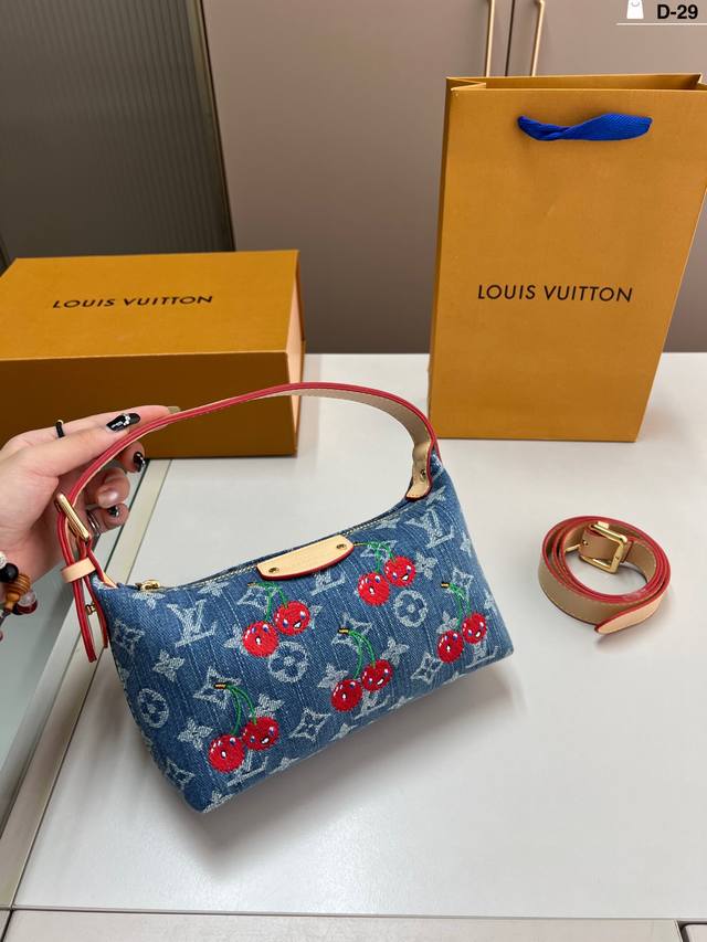 Lv new denim cherry lunch box bag! Lv new lunch box bag to keep up with this tre