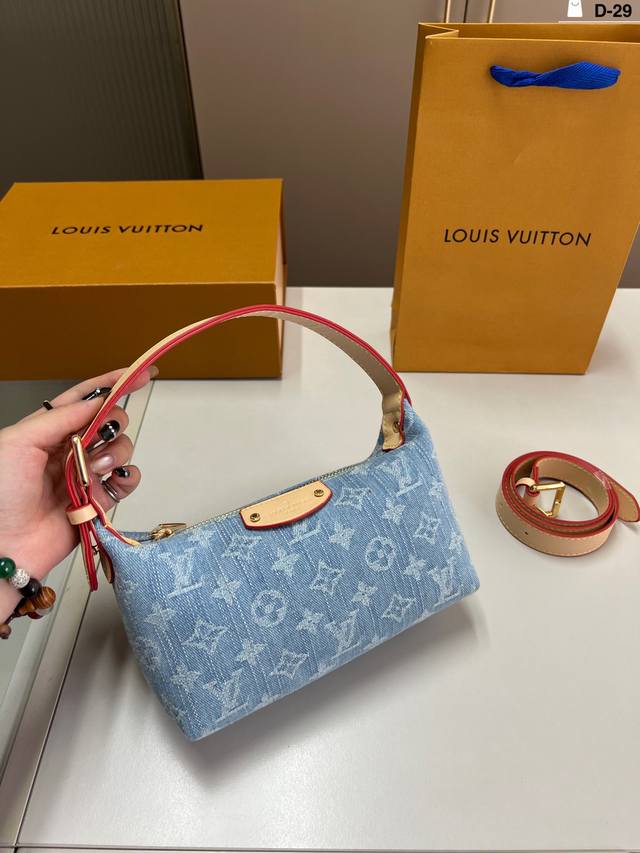 Lv new denim lunch box bag! Lv new lunch box bag to keep up with this trend of r
