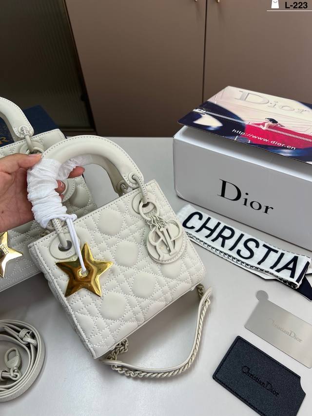 Small Dior Princess Dior bag with mirror is cute, small and exquisite, elegant a