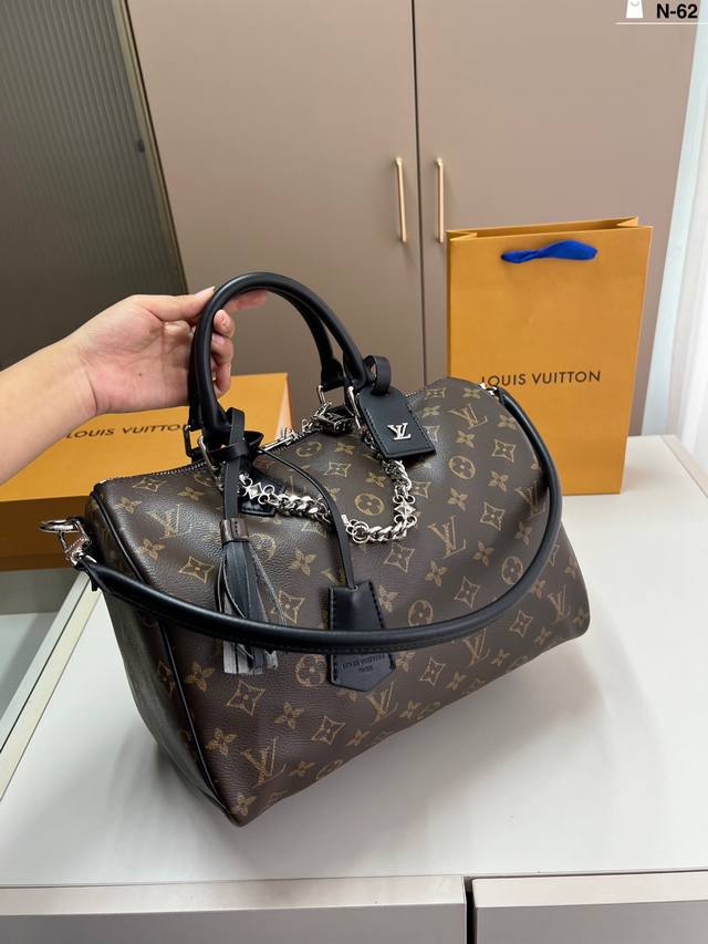 Chip version LV Louis Vuitton pillow bag classic series fashionable and versatil