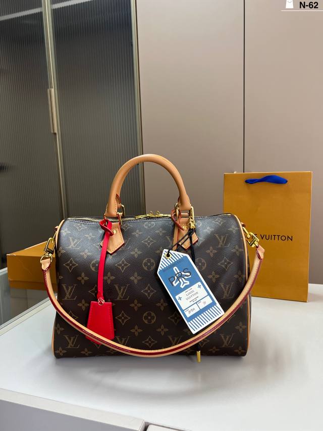 Chip version LV Louis Vuitton pillow bag classic series fashionable and versatil