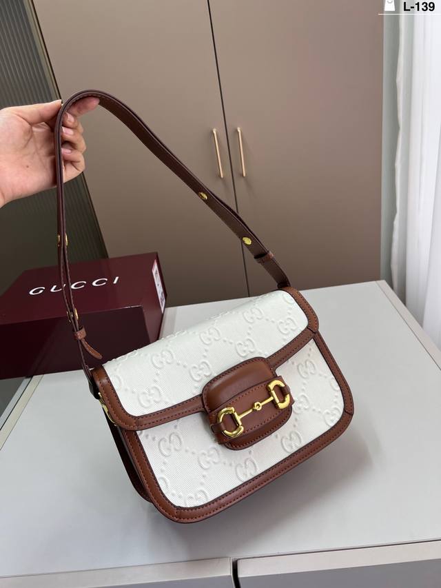 Gucci 1995 Saddle Bag. I fell in love at first sight. It's so beautiful! Retro a