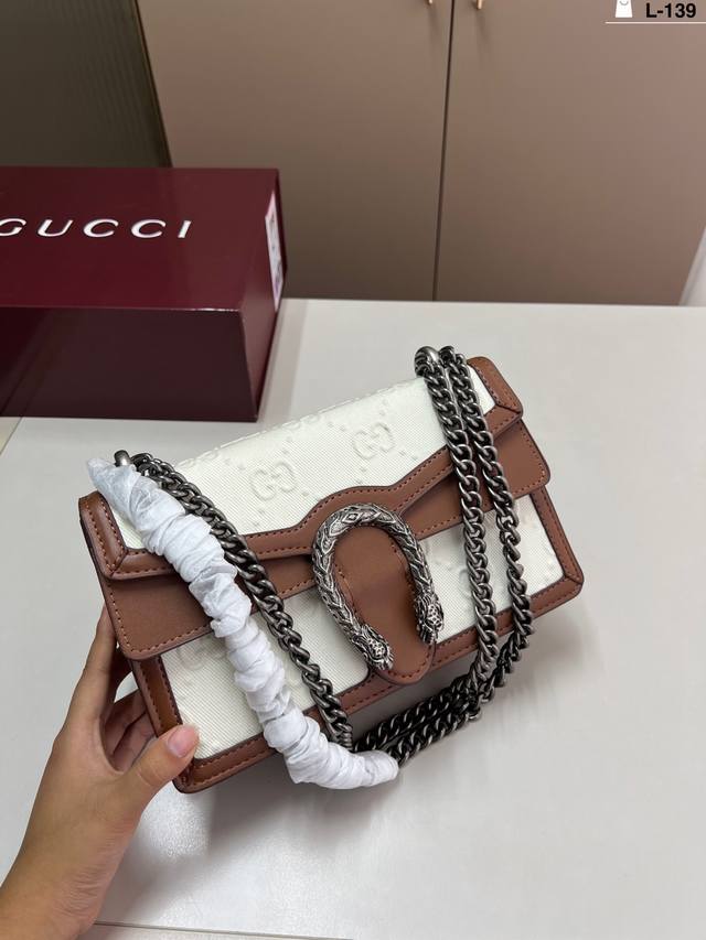 Gucci Dionysus bag with multiple carrying methods: shoulder bag, crossbody bag,