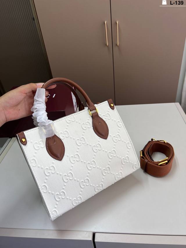 Gucci Cool Tote Bag is square and straight, very elegant and light, with enough