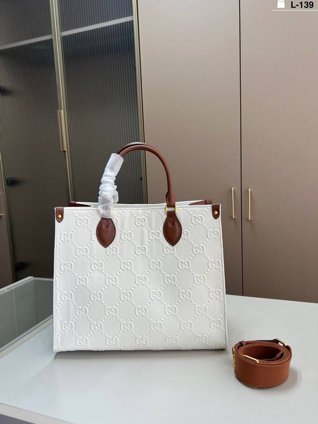 Gucci Cool Tote Bag is square and straight, very elegant and light, with enough
