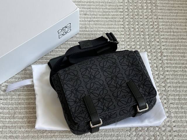cowhide version Loewe men's bag new military wide shoulder strap printed flap me
