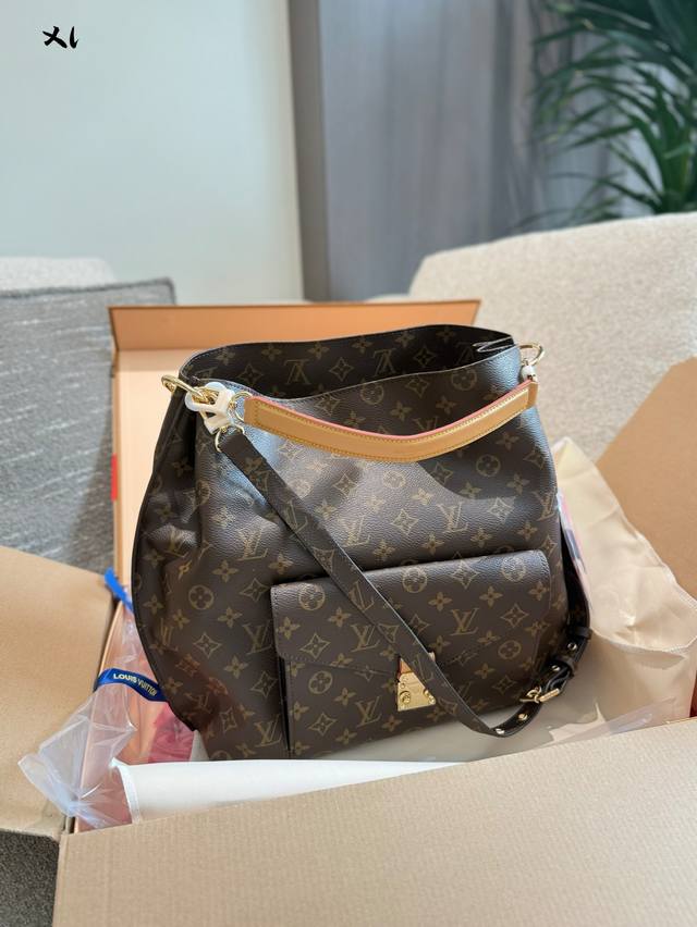 I heard that fashionable people are all carrying it Lv Metis Hobo. The Metis Hob