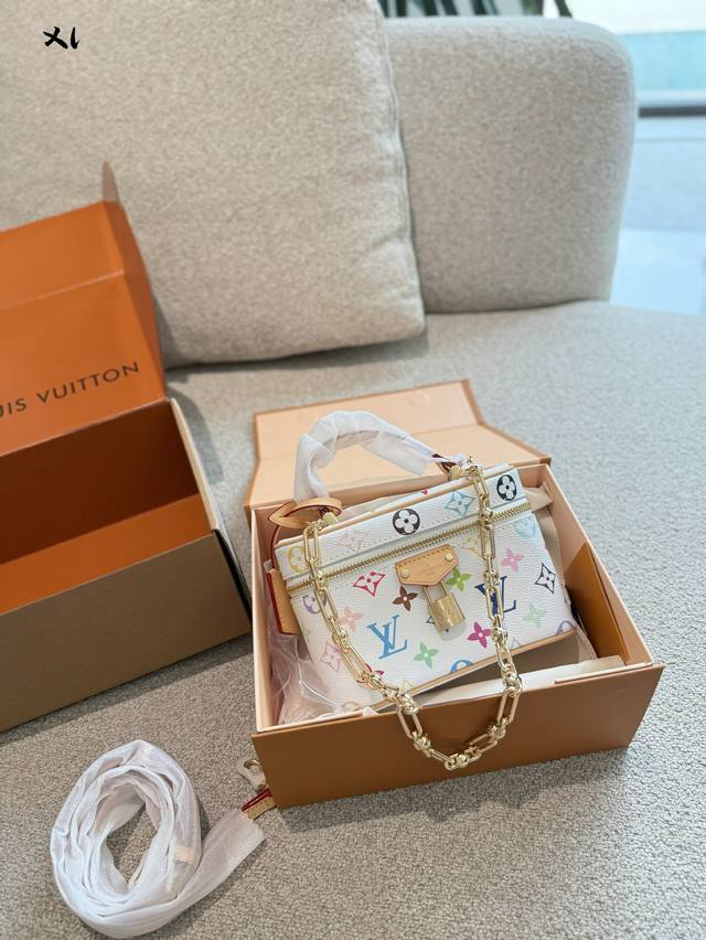 Lv new narrow Vanity gift: a new Lv Louis Vuitton narrow Vanity cosmetic bag. Th