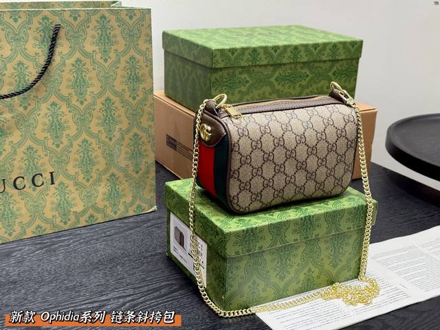 Gift Box Size: 18 x 11cm This Cmgucci Ophidia series monogram chain shoulder and
