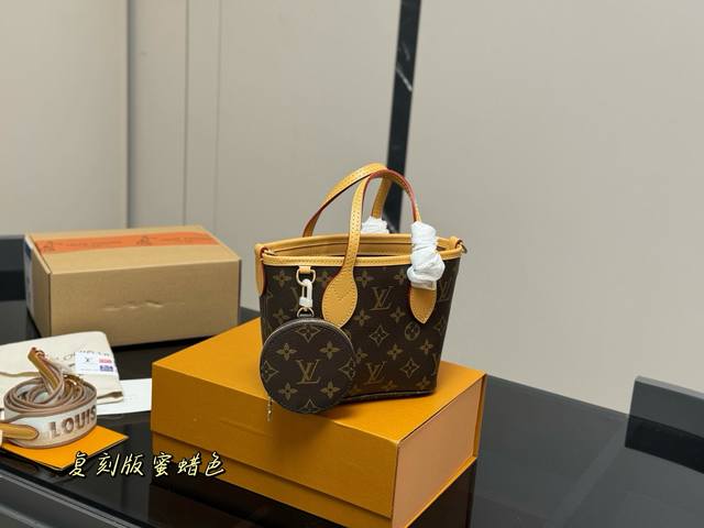 comes with a foldable airplane box (Size: 20 x 14cm). Lv mini shopping basket ba