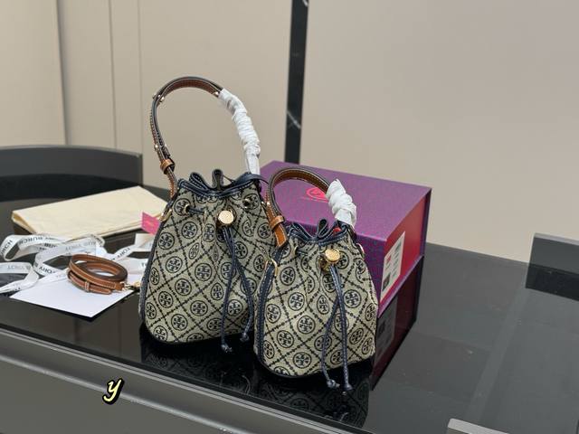 with folding box Size: 21.22cm x 15.18cm tb Tory Burch Monogram bucket bag for a