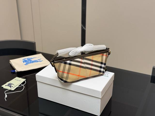 Includes box Size: 20 x 9cm. Inspired by the unique fabric of the iconic Burberr