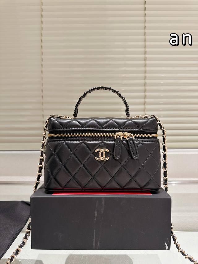Cowhide version Chanel 25C long handbag cosmetic bag. This Chanel 25C small ball