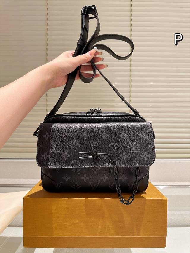 Lv Slock new men's bag. Iv has released many monogram men's bags in the latest s