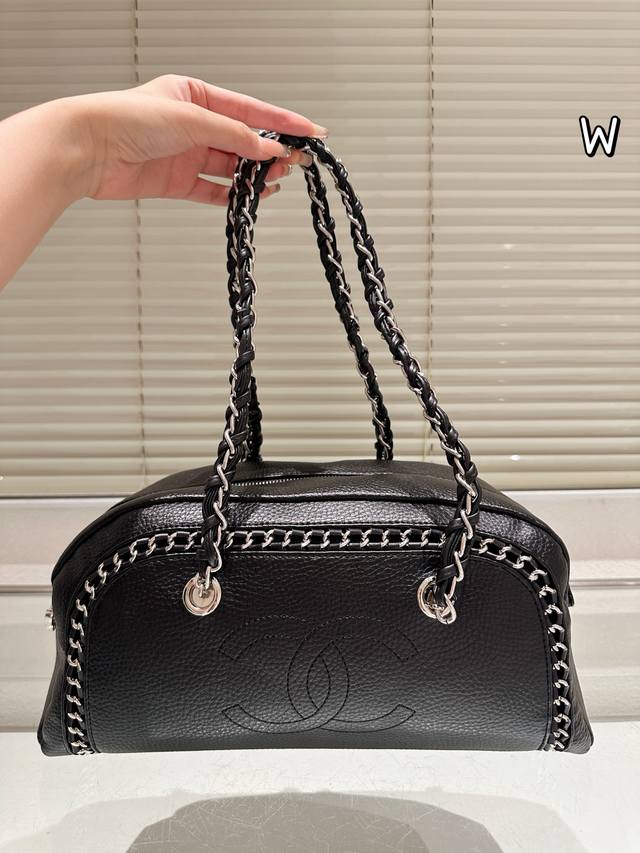 leather Chanel bowling shoulder bag full of surprises on the upper body, high-en