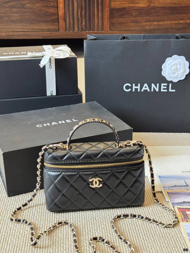 Chanel 25P new small C buckle LP lunch box bag white is so cute! I'm used to see