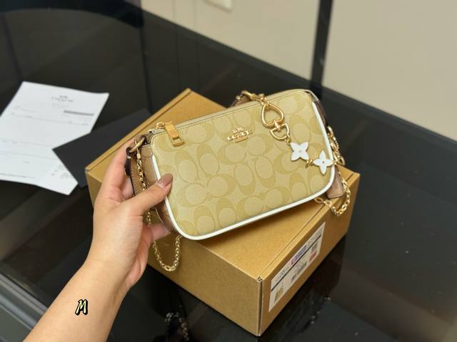 Box Size: 19*12cm Coach Nolita19 Mahjong Bag retains the original bag shape and