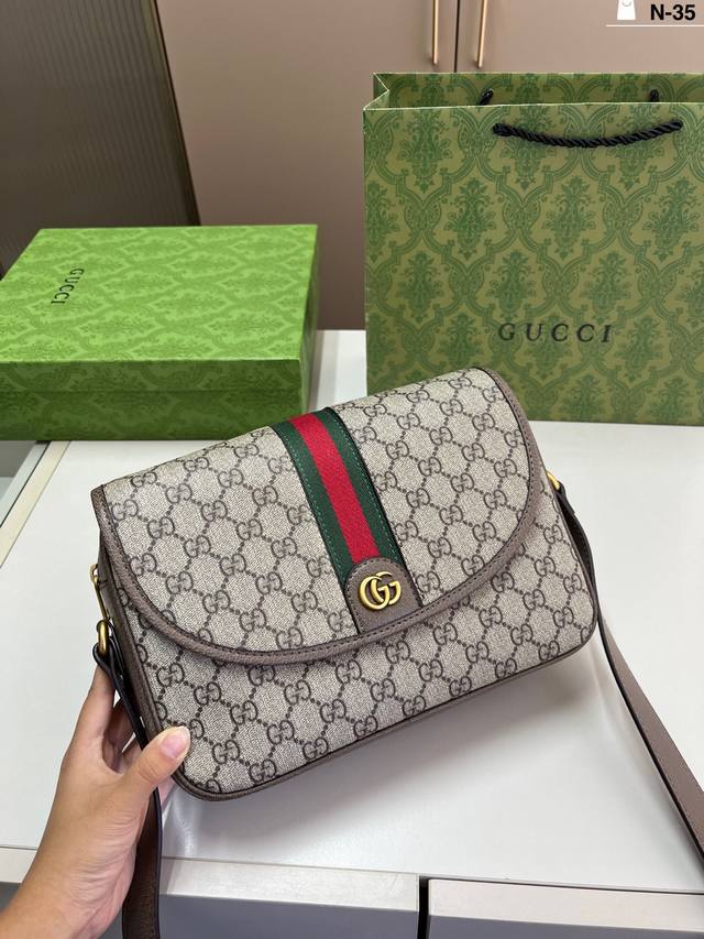 Gucci men's printed messenger bag can be carried on the shoulder or crossbody! N