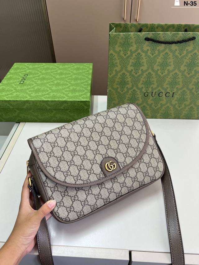 Gucci men's printed messenger bag can be carried on the shoulder or crossbody! N