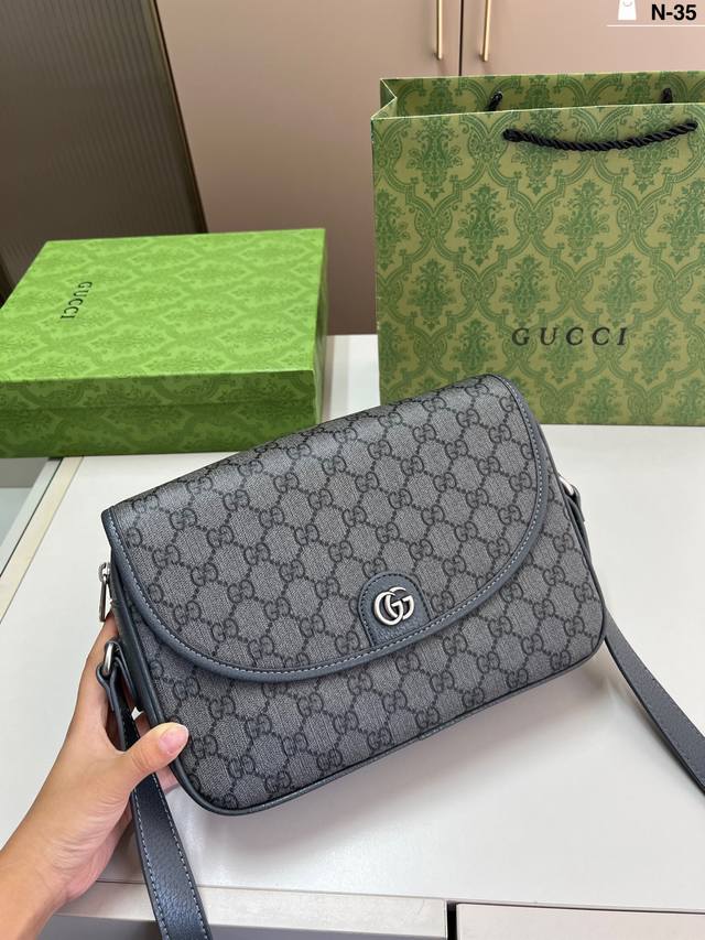 Gucci Gucci men's printed messenger bag can be carried on the shoulder or crossb