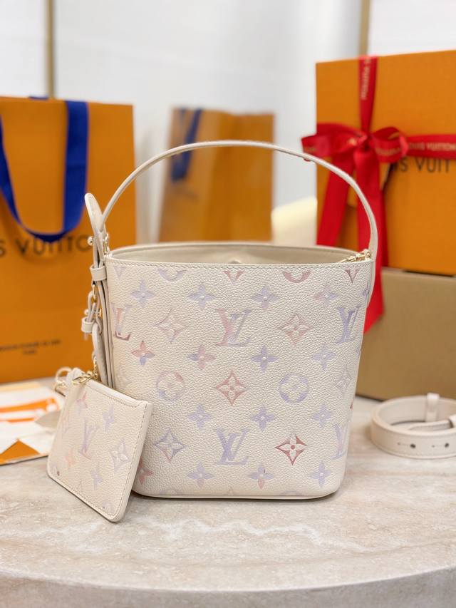 Top-quality original All In Bb handbag M25673 This All In Bb handbag from the Dr