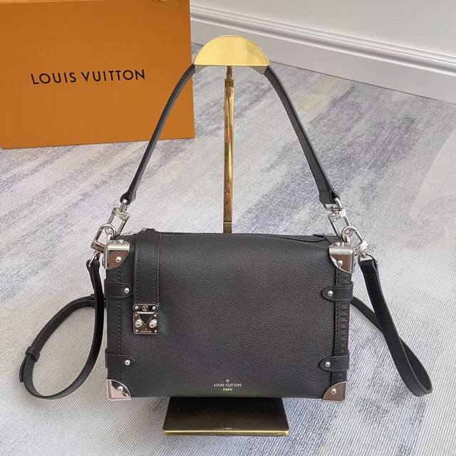Exclusively customized, real-life photos of premium originals. 163M25160 Black,