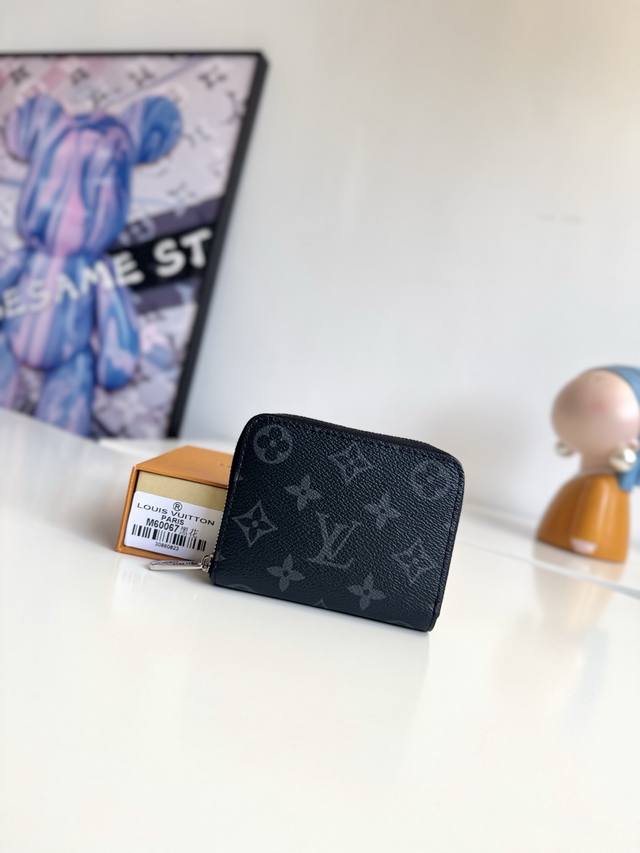 Exclusive photos of the original M60067 black flower from overseas! This zippere
