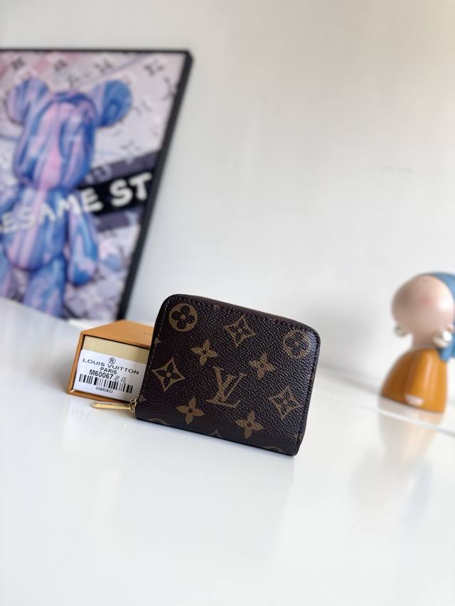 Exclusive photos of the original M60067 from overseas! This zippered coin purse
