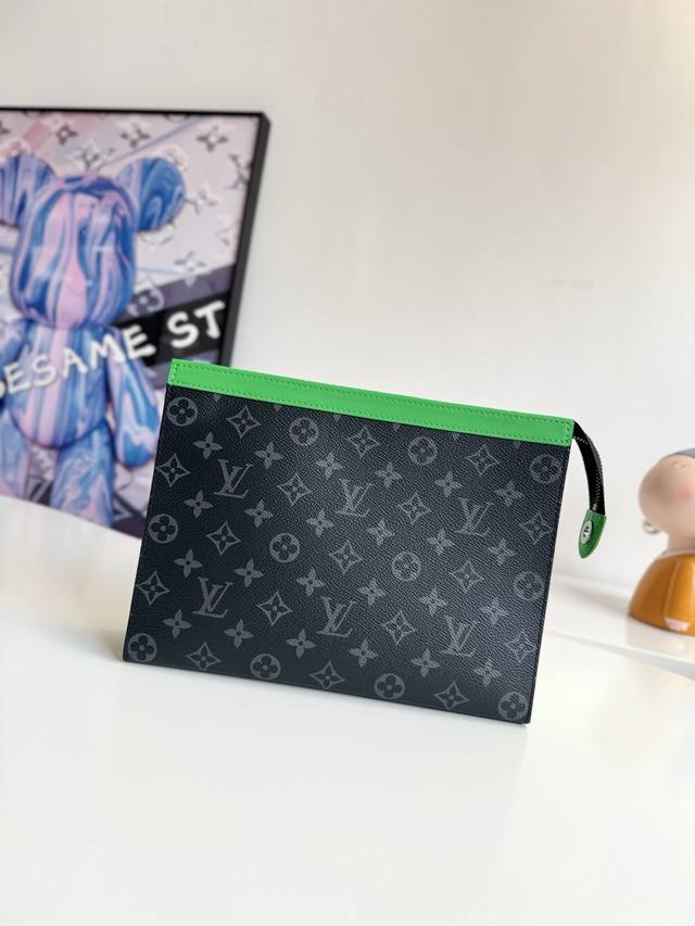 Exclusive photos of the original overseas M26031 green clutch! The Pochette Voy