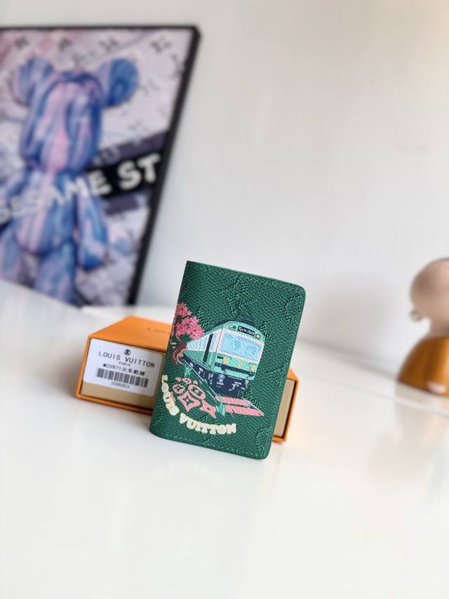 Exclusive photos of the original M25971 in Train Green! This pocket wallet feat