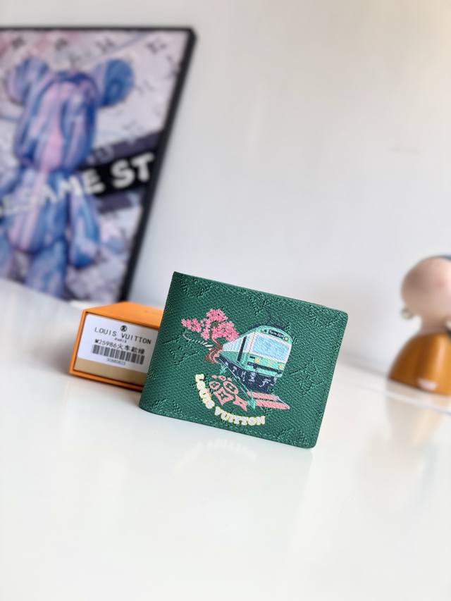 Exclusive photos of the original M25986 in Train Green! This Slender wallet is