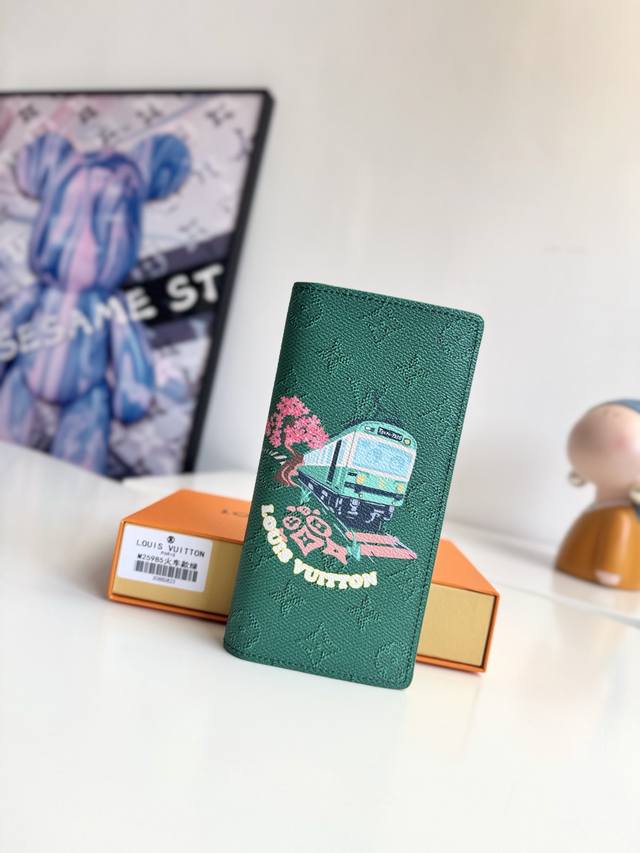 Exclusive photos of the original M25985 in Train Green! This Brazza wallet feat