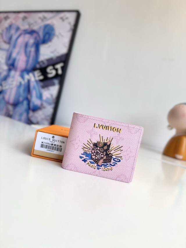 Exclusive photos of the original M25986 hard case in pink! This Slender wallet