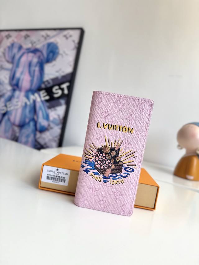 Exclusive photos of the original M25985 hard case in pink! This Brazza wallet f