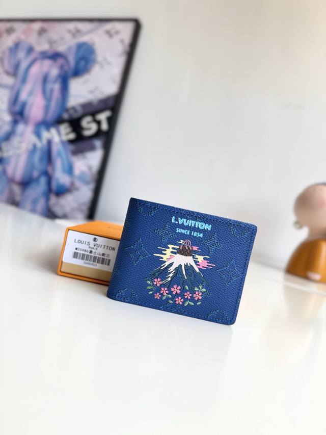 Exclusive photos of the original M25986 Fuji Blue wallet from overseas! This Sl