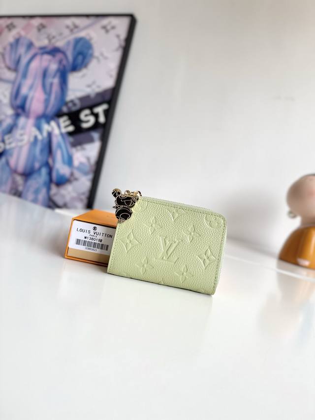 Exclusive photos of the original M13801 in green! This Noa small wallet is made
