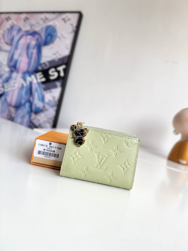 Exclusive photos of the original M14088 in green! This Lisa wallet is an everyda