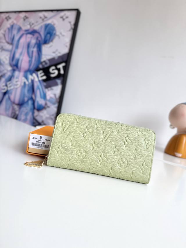 Exclusive photos of the green M13618 wallet from overseas! Louis Vuitton's clas