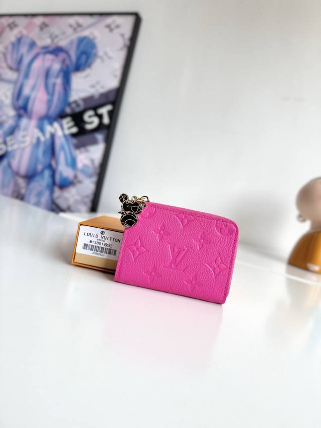 Exclusive photos of the original overseas M13801 rose red! This Noa small wallet