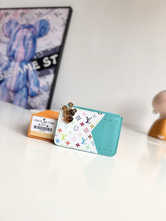 Exclusive photos of the original M14171 in blue! This Romy cardholder, part of