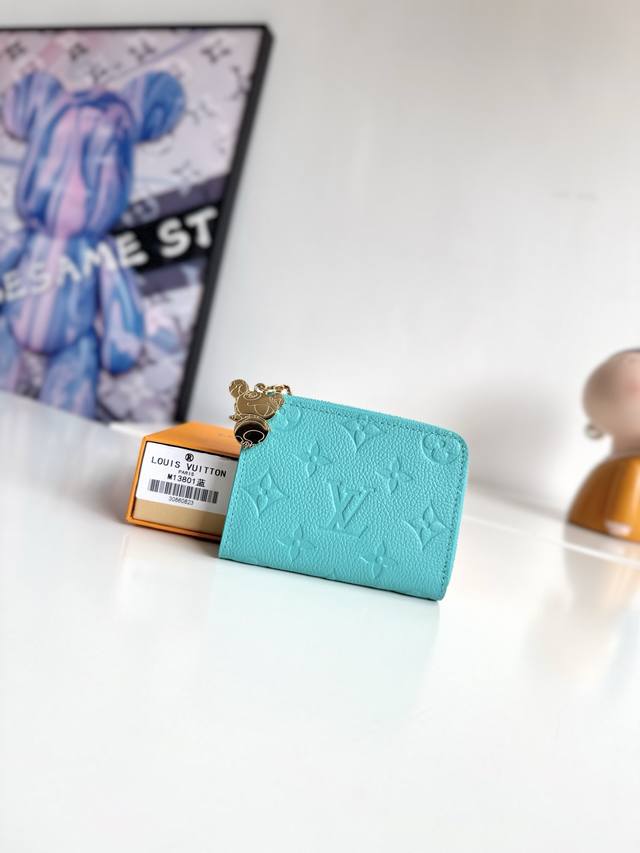 Exclusive photos of the original overseas M13801 blue! This Noa small wallet is