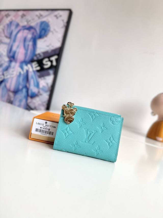 Exclusive photos of the original M14089 in blue! This Lisa wallet is an everyda