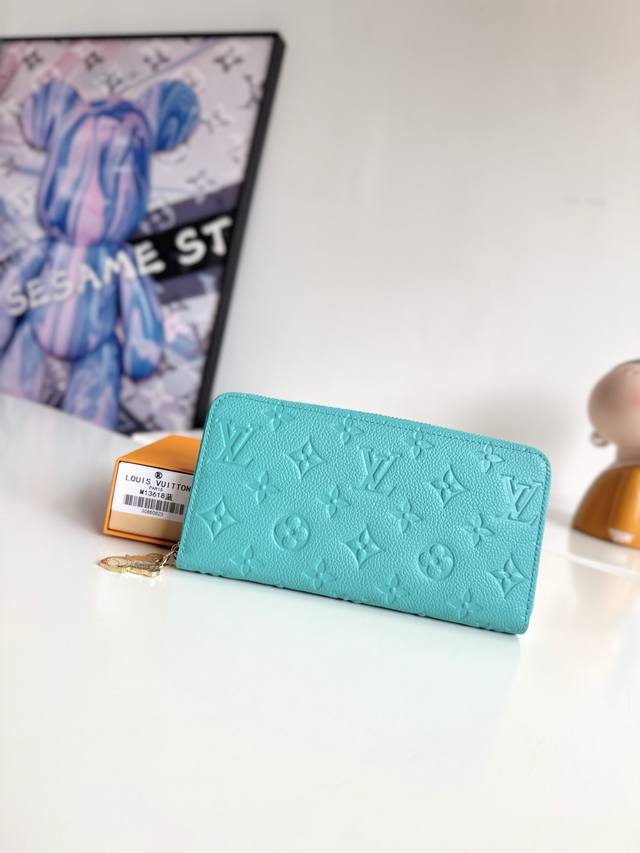 Exclusive photos of the original M13618 in blue! Louis Vuitton's classic Monogr